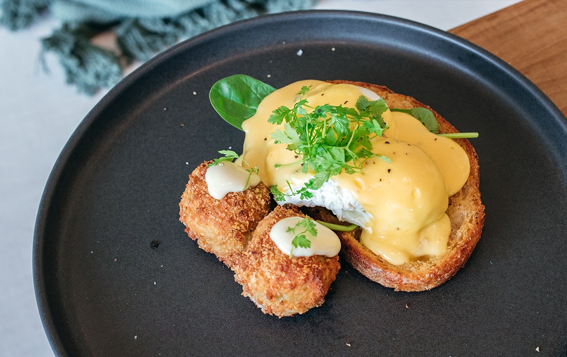 eggs benny with crab cakes alongside